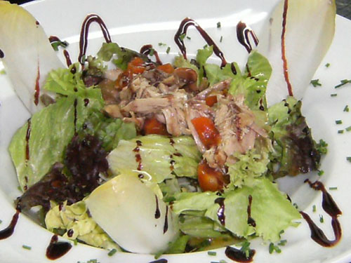 Rioja Asador en Valencia Ensalada con miga de periz